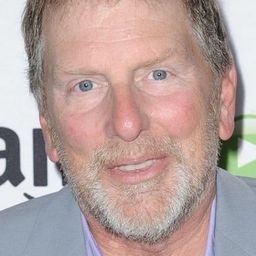 Scott Klace 飾演 Benson