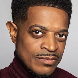 Lucius Baston 飾演 