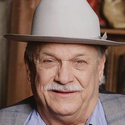 納博·威靈翰 飾演 Mr. Robertson