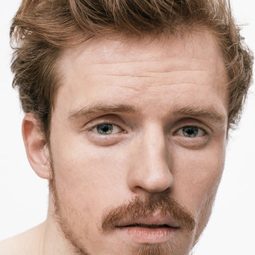 Karol Biskup 飾演 Artur