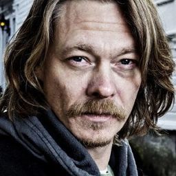 基斯杜化祖拿 飾演 Sören Laurell-Wall