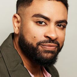 Greg Kaston 飾演 Peter