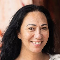 Ramon Te Wake - 我不是她演員 飾演Ellie