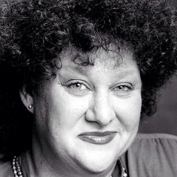 Pat Ast 飾演 Music Hall Singer