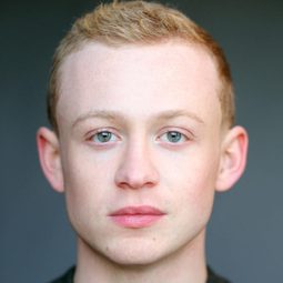 John Bell 飾演 Tomás