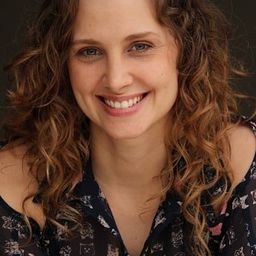 寶拉·波薩尼 飾演 Paola