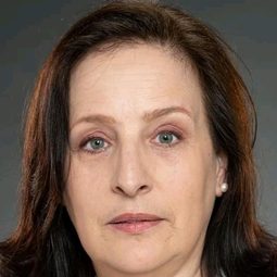 Pilar Ixquic Mata 飾演 Violeta