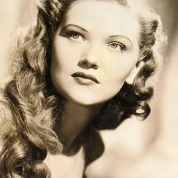 Ernestine Mercer - 鬼馬小精靈演員 飾演Woman Being Interviewed