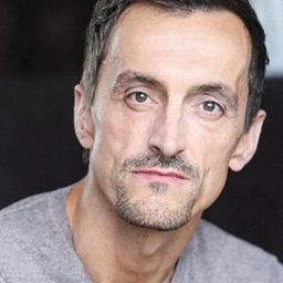 Sébastien Gill 飾演 Nissan (double)