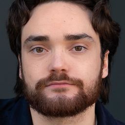 Jordan Chodziesner 飾演 Formal Escort 1