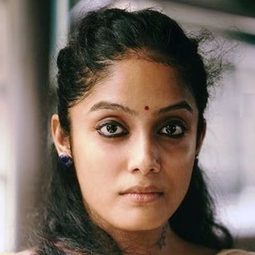 Abhirami Venkatachalam 飾演 Fathima Banu