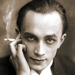 Conrad Veidt 飾演 Major Heinrich Strasser
