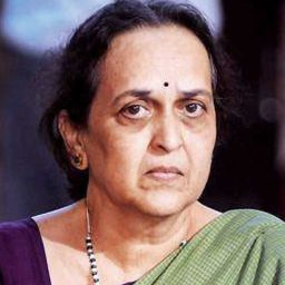 Suhas Joshi 飾演 Rahul's mom