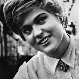 Gina Rovere 飾演 Nurse