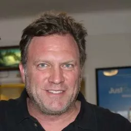 Jonathan Loughran 飾演 Nate