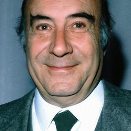 Enzo Cannavale 飾演 Raffaele Fefè