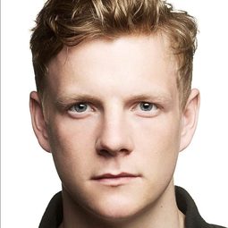 Patrick Gibson 飾演 Paul Carpenter