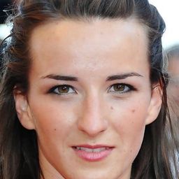 Salomé Stévenin 飾演 Annie