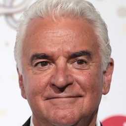 John O'Hurley - 鏡中佳人演員 飾演Paul Manetti
