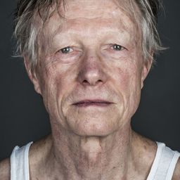 Jens Weisser - 告別交響曲演員 飾演Mortician