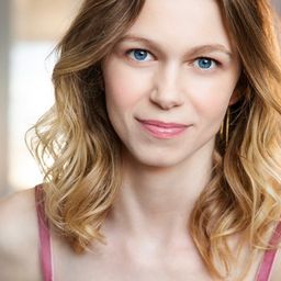 Rebecca Noble 飾演 Zoe