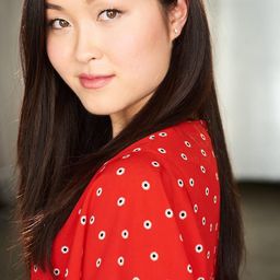 Nicole Jia 飾演 Julie