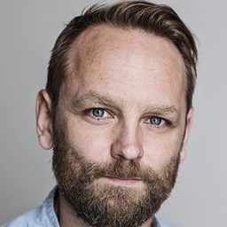 Jonathan Harden 飾演 Benny