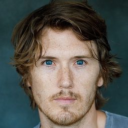 史班瑟·崔特·克拉克 飾演 Lucius