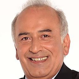 Dimitris Mavropoulos 飾演 Danos Bazoukas