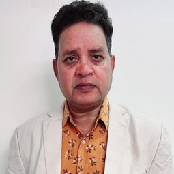Pankaj Titoria 飾演 Jail Warden