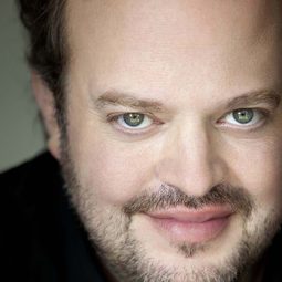 Olivier Aubin 飾演 