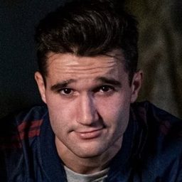 AJ Bernardo 飾演 Alien in Pod