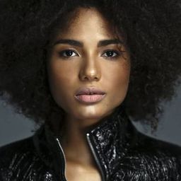 布魯娜·伊諾山齊歐 飾演 Mayra