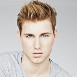 Wes Aderhold 飾演 Sebastian