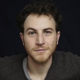 Marius Colucci 飾演 Armand Meyer