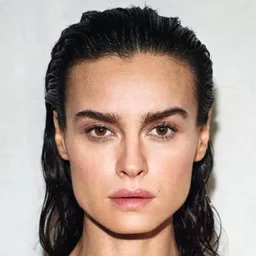 卡西亞絲莫莉亞可 飾演 Marina Molitor