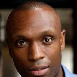 Adrian Christopher 飾演 Johnny