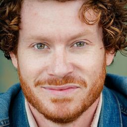 Matty Ryan 飾演 Rhett