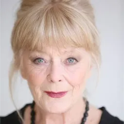 Irene Wood 飾演 Hana