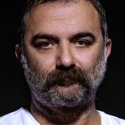 Sinan Demirer 飾演 İlhan