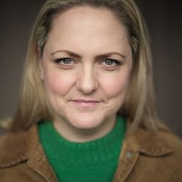 Laura Checkley 飾演 Maz