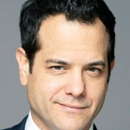 Steve Sobel - 醉餓遊戲演員 飾演Kaptain Kazakhstan