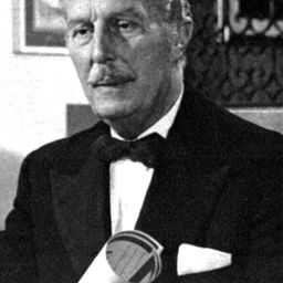 Filippo Perego 飾演 Party Guest (uncredited)