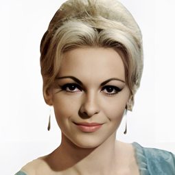 Maria Rohm 飾演 Mary Gray