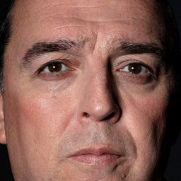 Julián Valcárcel 飾演 Padre de Sara