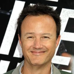 John Kamps - 寄居小奇兵編劇