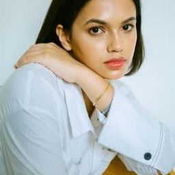 Carmela van der Kruk 飾演 Rara