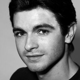 Paul Kay 飾演 Her Musical Friend