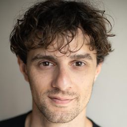 喬治·肯特利尼 - 神鬼戰士演員 飾演Maximus' Son