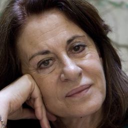 Mariana Cordero 飾演 Mujer Centro Social